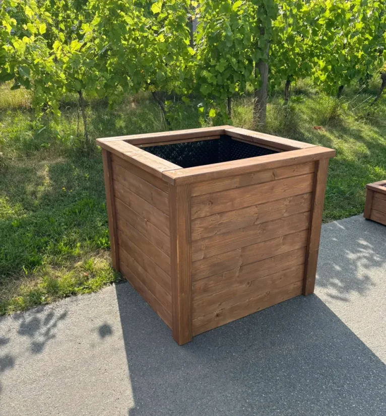 Vyvýšený záhon 100 × 100 cm, výška 90 cm – s vnitřní podpůrnou sítí